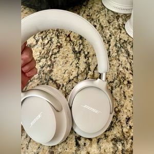 Bose QuietComfort Ultra Headphones. New model. White smoke. New.